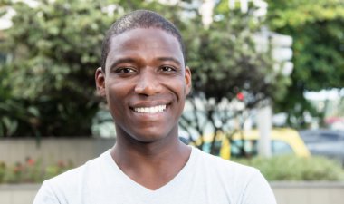 Afrika kökenli Amerikalı adam kameraya açık gülüyor