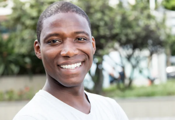 Lachen afrikanisch amerikanisch guy outdoor — Stockfoto