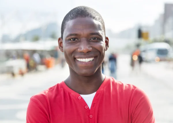 Szczęśliwy facet Afroamerykanin w czerwoną koszulę — Zdjęcie stockowe