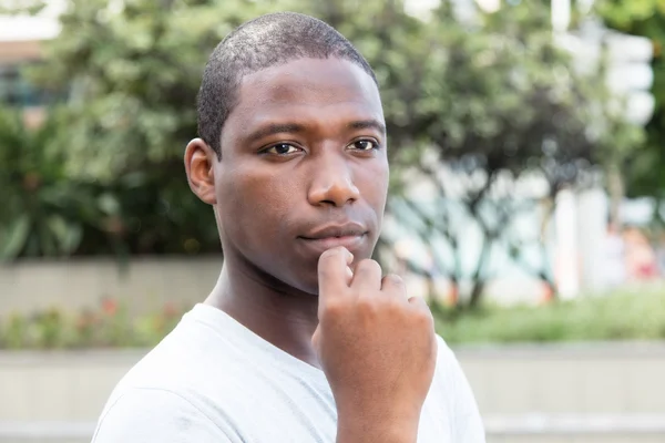 Denken afrikanisch amerikanisch guy outdoor — Stockfoto