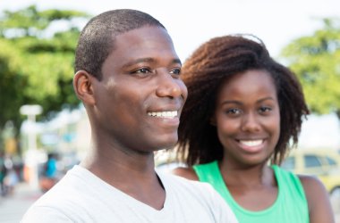 Afrika kökenli Amerikalı adam kız arkadaşı ile