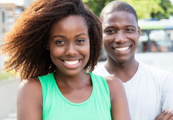 Afro-Amerikaanse vrouw met vriendje — Stockfoto