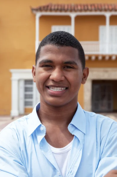 Retrato de un latino riéndose en una ciudad colonial — Foto de Stock