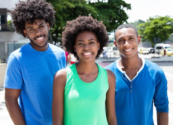 Grupp skrattar afroamerikanska unga vuxna — Stockfoto