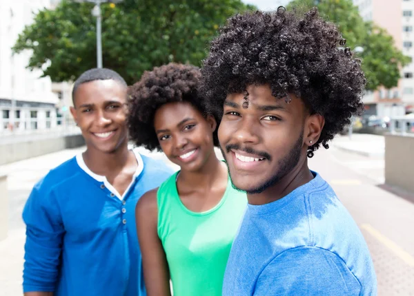 African american kille med två vänner i staden — Stockfoto