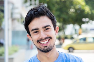 Şehirde mutlu Hispanik erkek