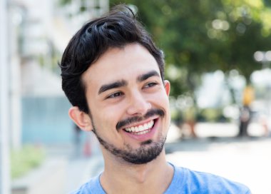 Şehrin Latin asıllı adam gülüyor