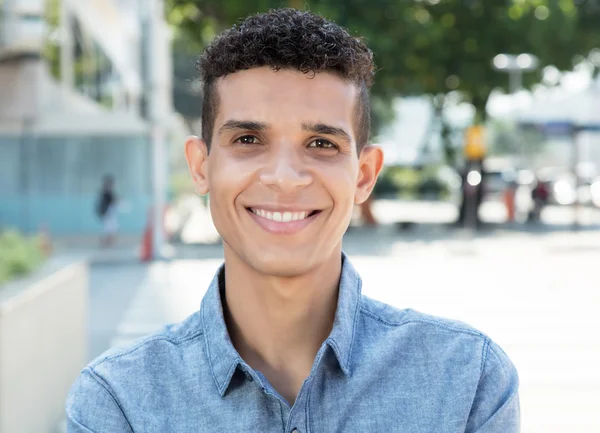 Latijnse man kijken camera in de stad — Stockfoto