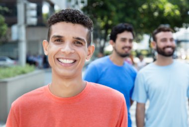 Latin adam şehirde iki arkadaş grubu