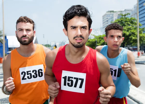 三个男选手期间城市马拉松竞赛 — 图库照片