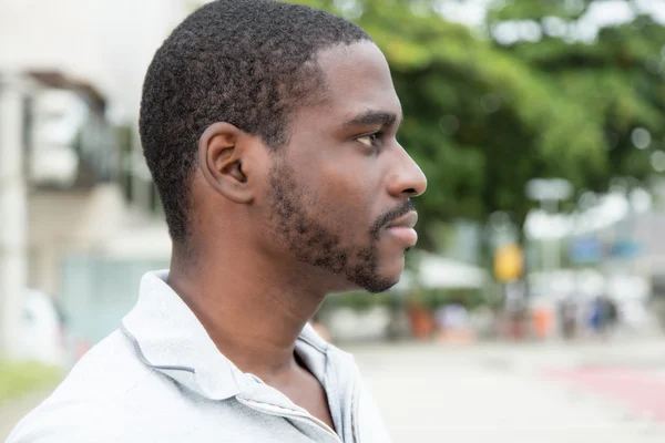 Hombre africano con barba mirando hacia los lados — Foto de Stock
