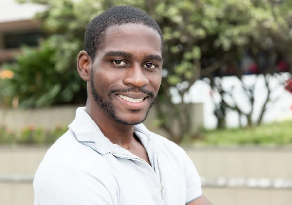 Riendo hombre africano con barba — Foto de Stock