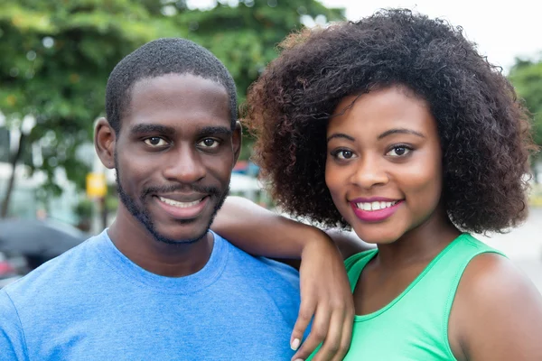 Afrikaanse Amerikaanse echtpaar lachen — Stockfoto
