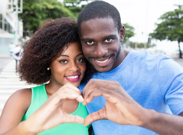 Africano americano amor pareja mostrando corazón —  Fotos de Stock