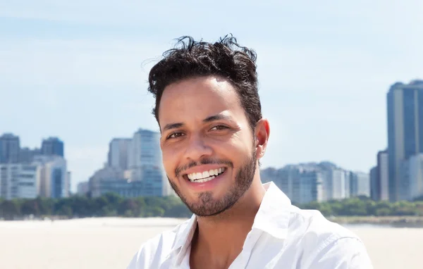 Człowiek współczesny brazylijski z panoramę w tle — Zdjęcie stockowe