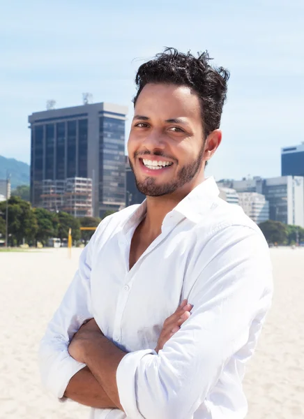 Permanent Braziliaanse man met skyline op de achtergrond — Stockfoto