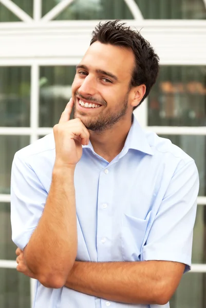 Χαμογελαστός άνθρωπος των επιχειρήσεων σε εξωτερικό χώρο μπροστά από το γραφείο — Φωτογραφία Αρχείου