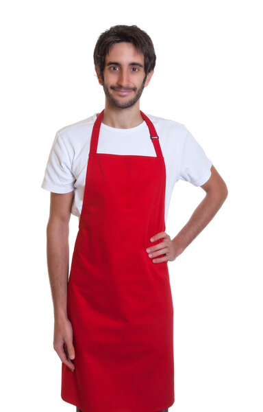 Стоящий бармен смотрит в камеру
