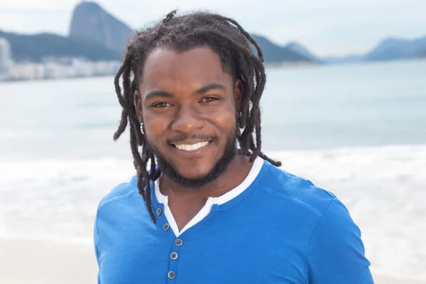 Brazylijski facet z dredy w Rio de Janeiro — Zdjęcie stockowe