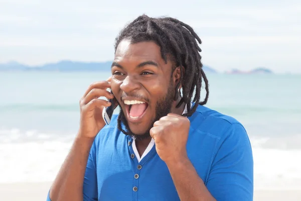 Spännande amerikansk kille med dreadlocks på telefon — Stockfoto