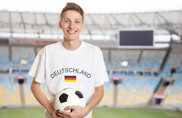 Немецкий футбольный фанат с мячом на стадионе — стоковое фото