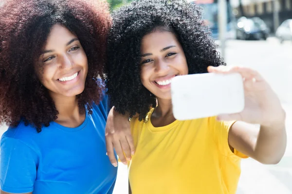 Dwa selfie biorąc Łacińska kobieta z cellphone — Zdjęcie stockowe