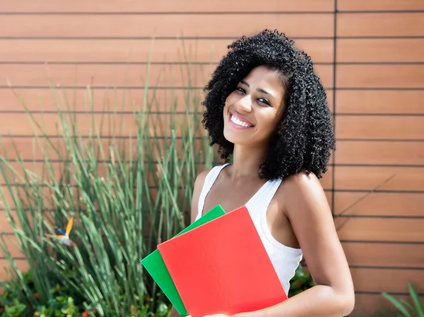 Süße lateinamerikanische Studentin mit lockigem schwarzem Haar — Stockfoto