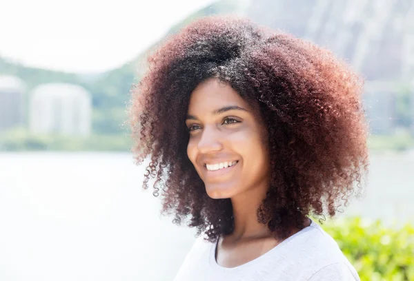 Latijnse vrouw buiten in de stad op zoek zijwaarts — Stockfoto