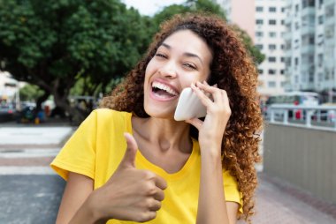 Telefon gösteren açık başparmak City adlı Meksikalı kız