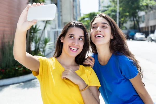 Dwie piękne dziewczyny kaukaski biorąc selfie — Zdjęcie stockowe