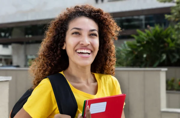 Skrattande mexikanska student utomhus i staden — Stockfoto