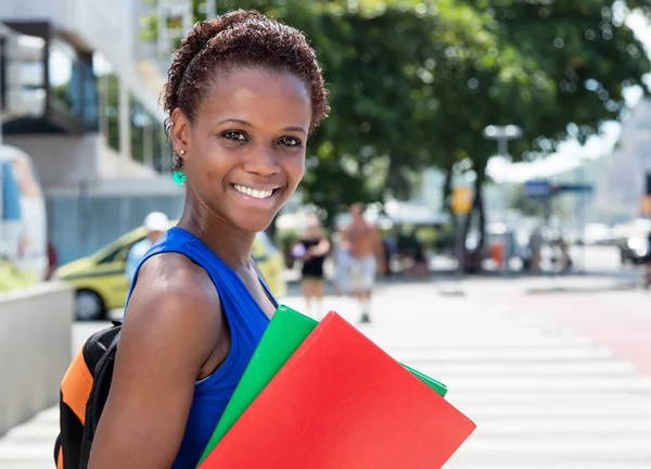 Amerikansk kvinnlig student med kort hår i staden — Stockfoto