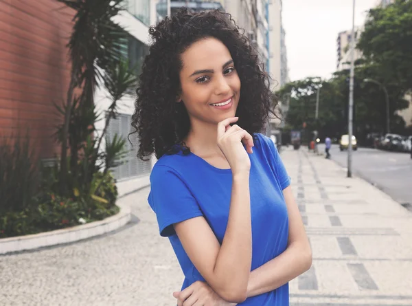 Smart donna caraibica con camicia blu nel cinema vintage caldo loo — Foto Stock