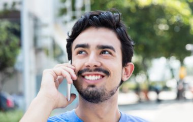 İspanyol adama telefon ararken City