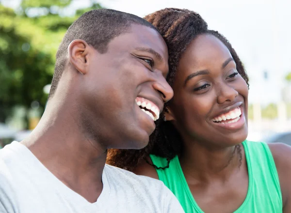 Rire couple d'amour afro-américain dans la ville — Photo