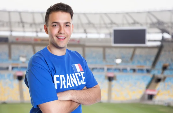 Sonriente fanático del fútbol francés en el estadio — Foto de Stock