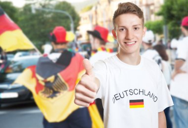 Başparmak diğer taraftarlarla gösterilen serin Alman fan