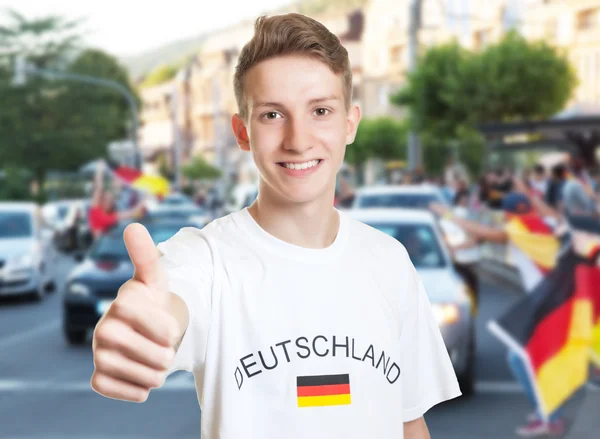 Szczęśliwy niemiecki fan Wyświetlono kciuk z innymi fanami — Zdjęcie stockowe