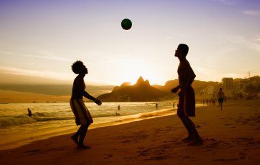 İki adam seviyor Rio de Janeiro kumsalda futbol oynayan