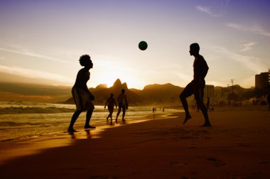 Rio de Janeiro kumsalda baloda iki erkekle