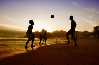Rio de Janeiro kumsalda baloda iki erkekle