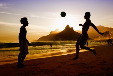 Rio de Janeiro, plajda iki futbol oyuncuları
