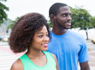 Afrika kökenli Amerikalı çift yan