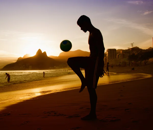 Joueur de football à la plage de Rio de Janeiro — Photo