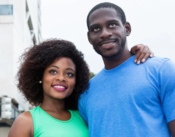 Afrikalı-Amerikalı genç Çift