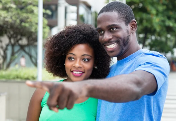 Coppia afroamericana in visita in una città — Foto Stock