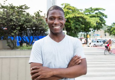 Çapraz kolları açık olan Afrika kökenli Amerikalı adam