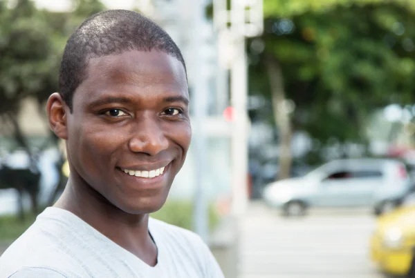 Bonito afro americano cara ao ar livre — Fotografia de Stock