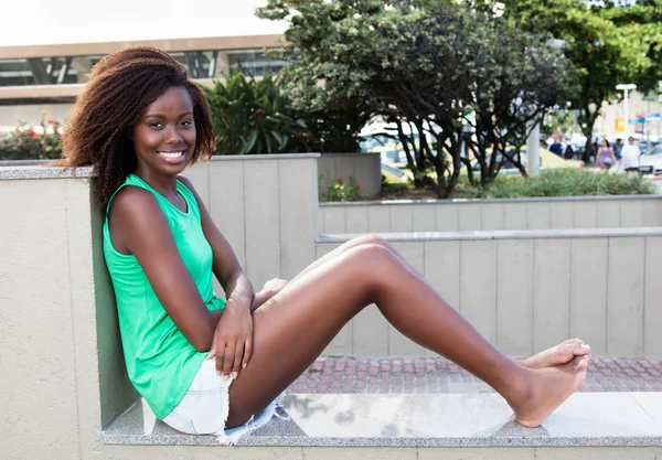 African american vrouw rust in een groene shirt — Stockfoto