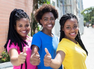 Üç Afro-Amerikan kız gösterilen gülüyor Yaşasın